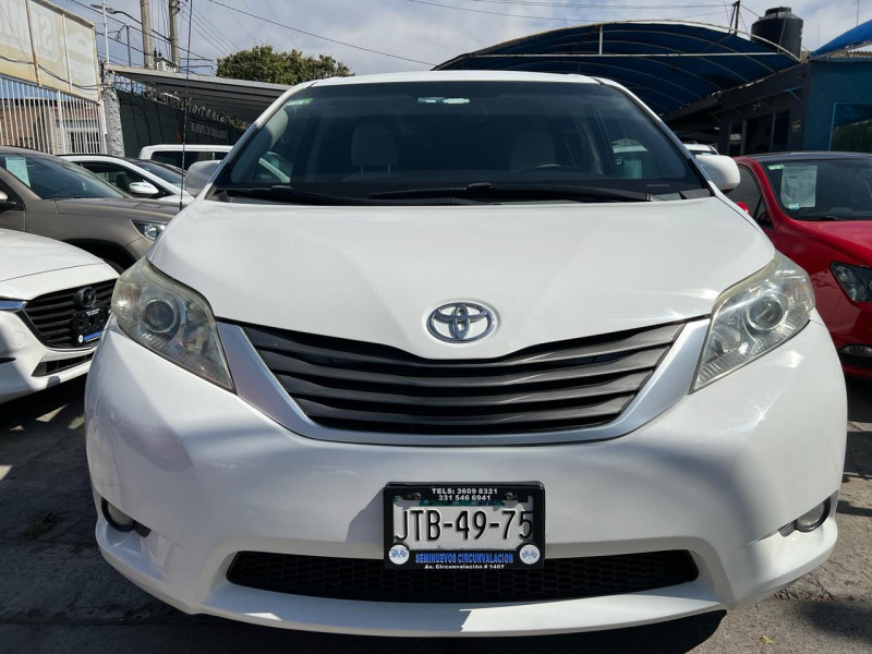 Toyota Sienna XLE 2013