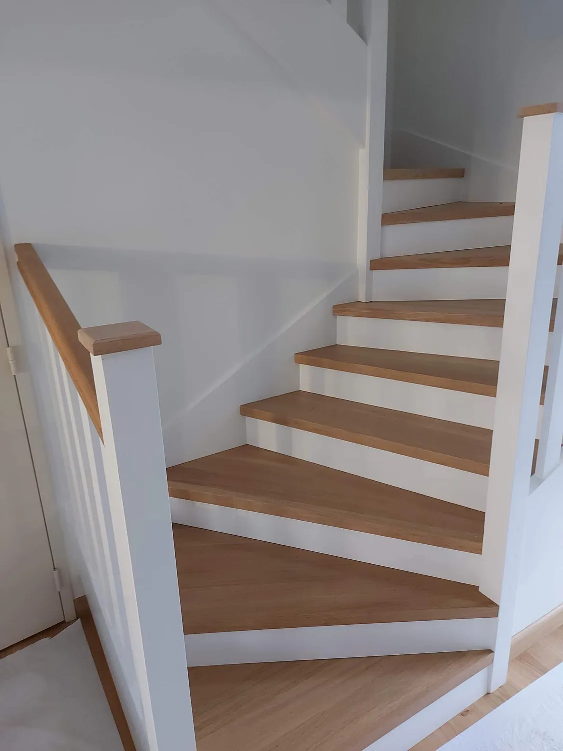 Escalier bois et blanc