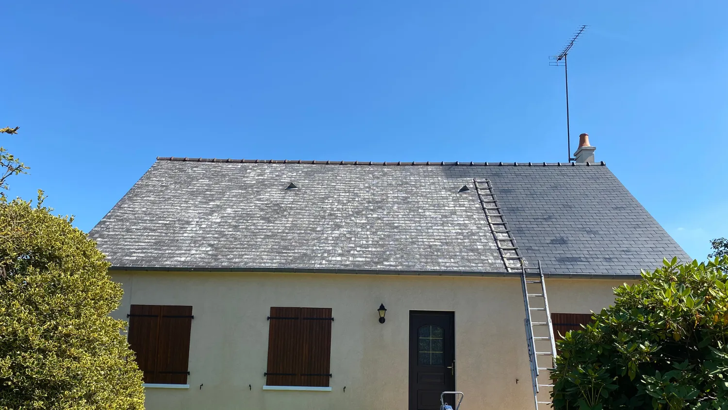 Photographie d'un toit de maison en réparation