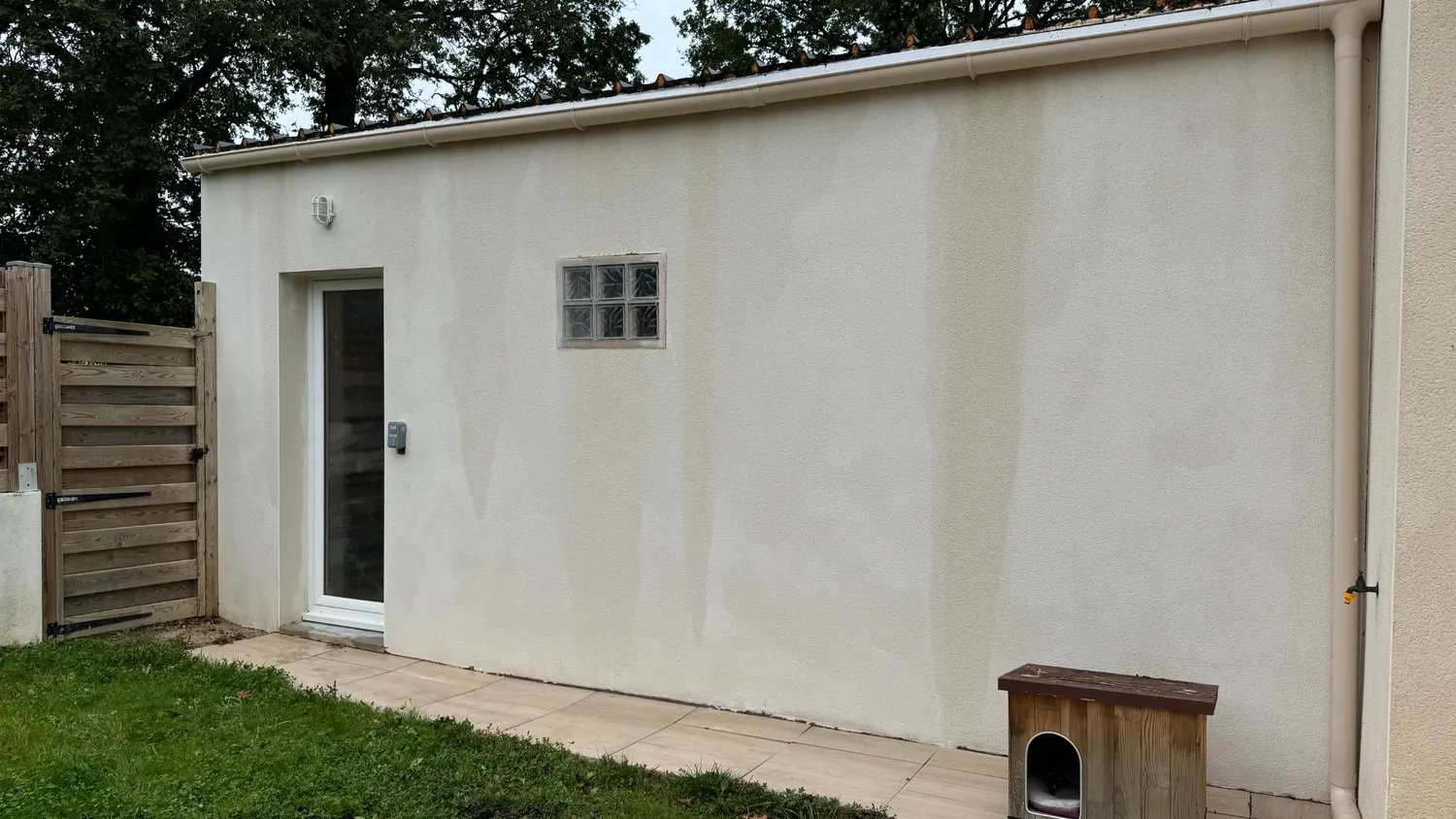 Photo d'un mur de maison nettoyé