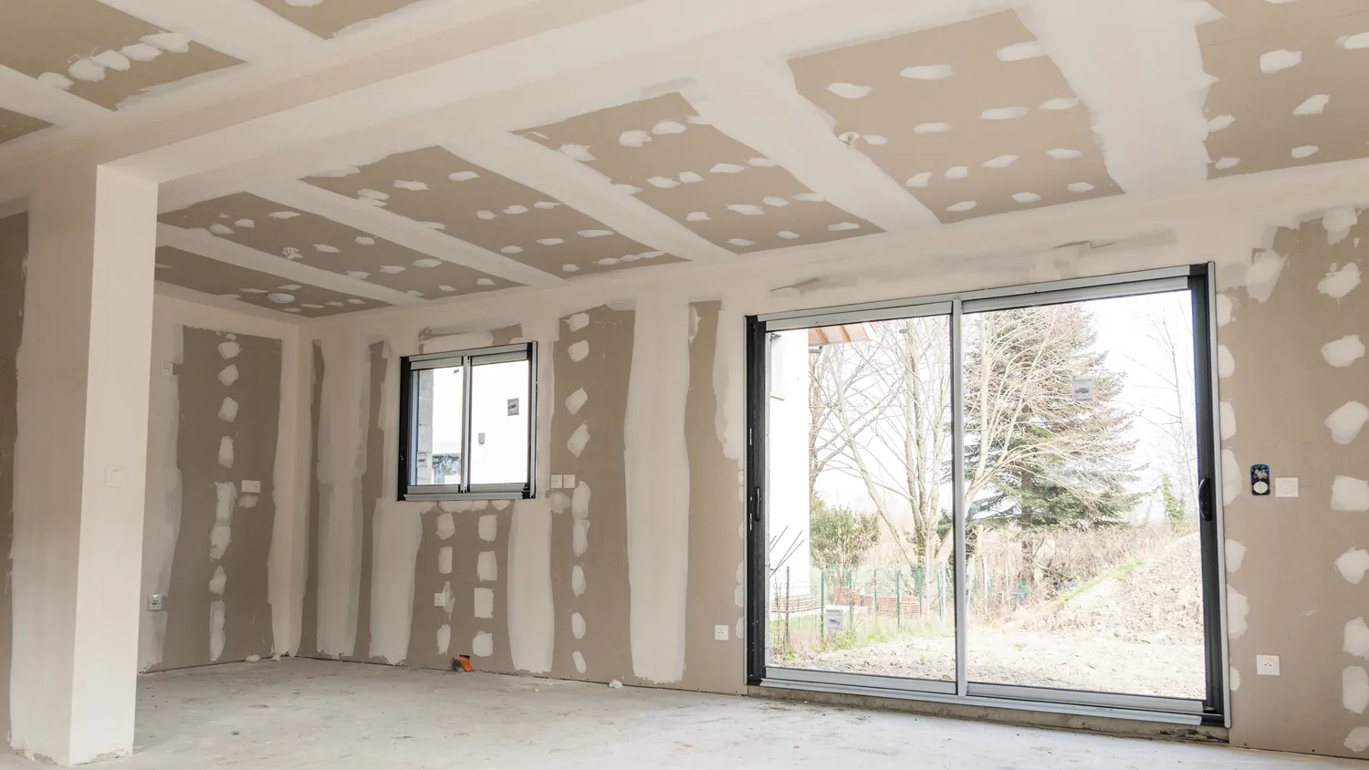 Photo d'une maison avec finition après pose de cloison sèche