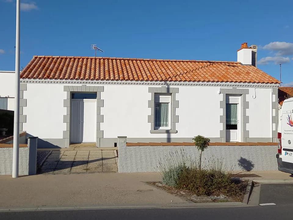 Ravalement de façade maison blanche