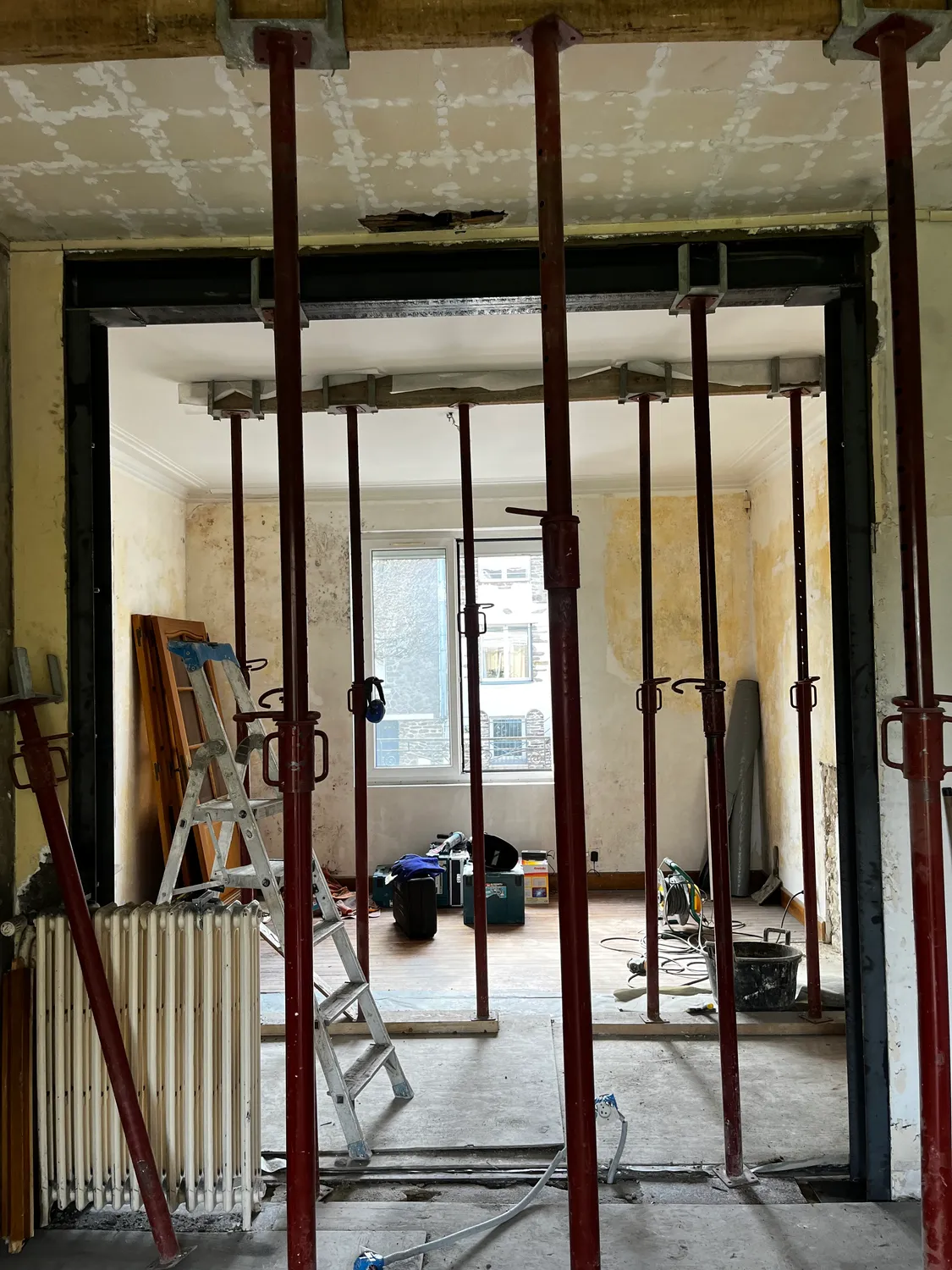 Ouverture de mur porteur et pose d’IPN au Pellerin