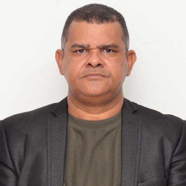 Clóvis Catarina da Silva , instrutor de direção em Macaé, RJ