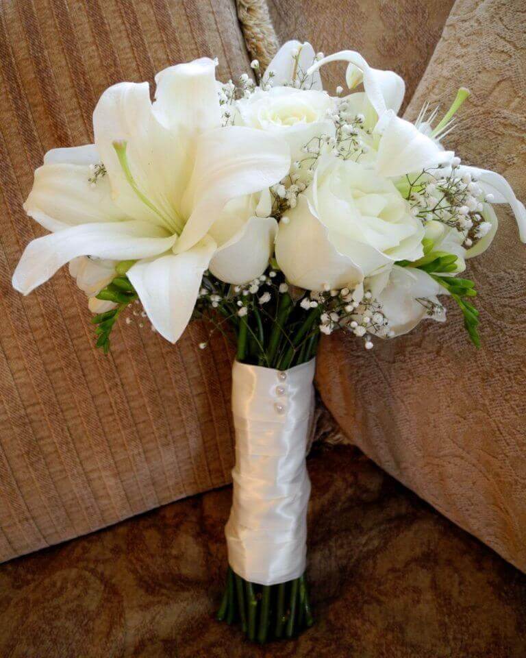 white-cream-rose-lily-wedding-bouquet-3-768&#215;960