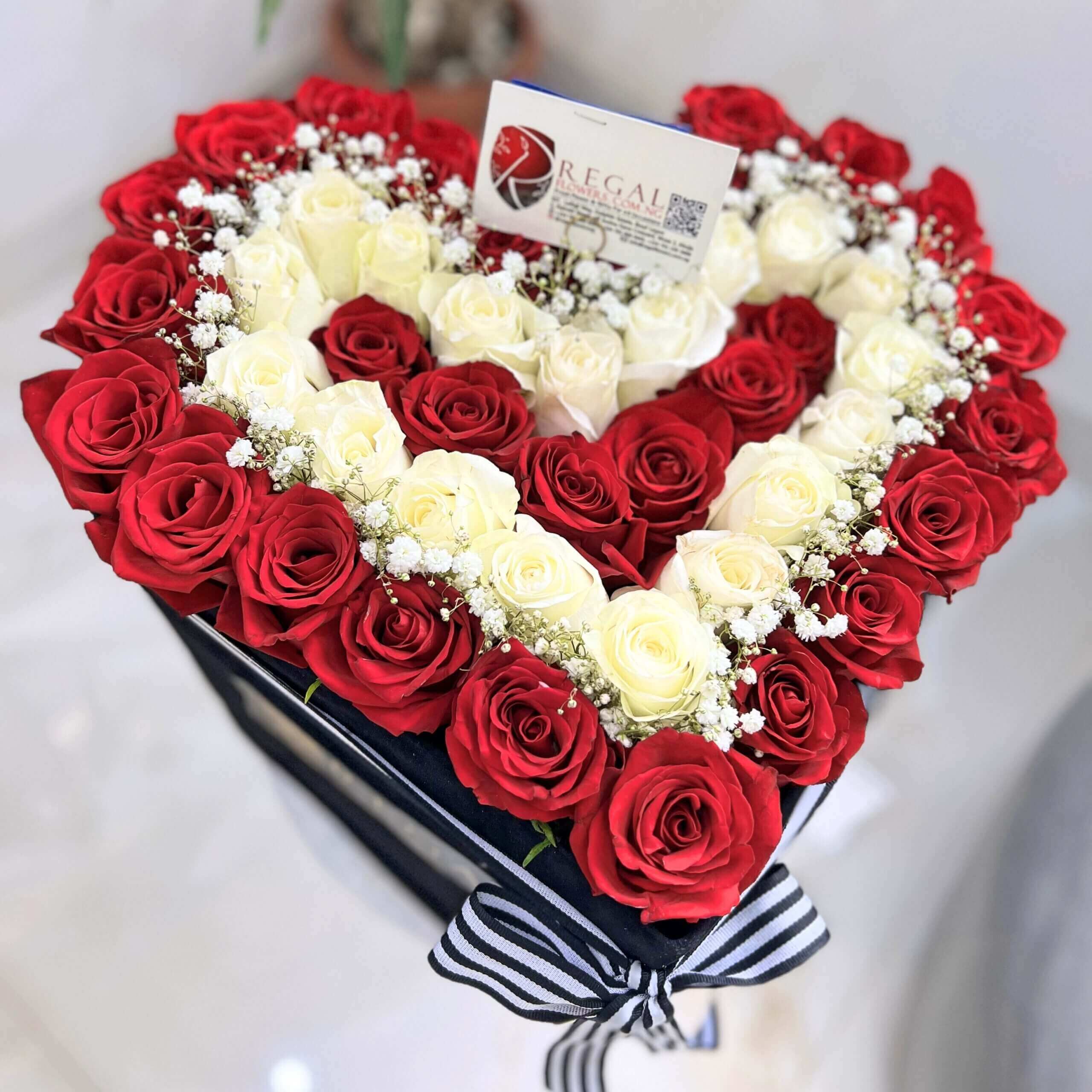 RegalFlowers Mon Couer Red Roses and White Rose with Million Stars