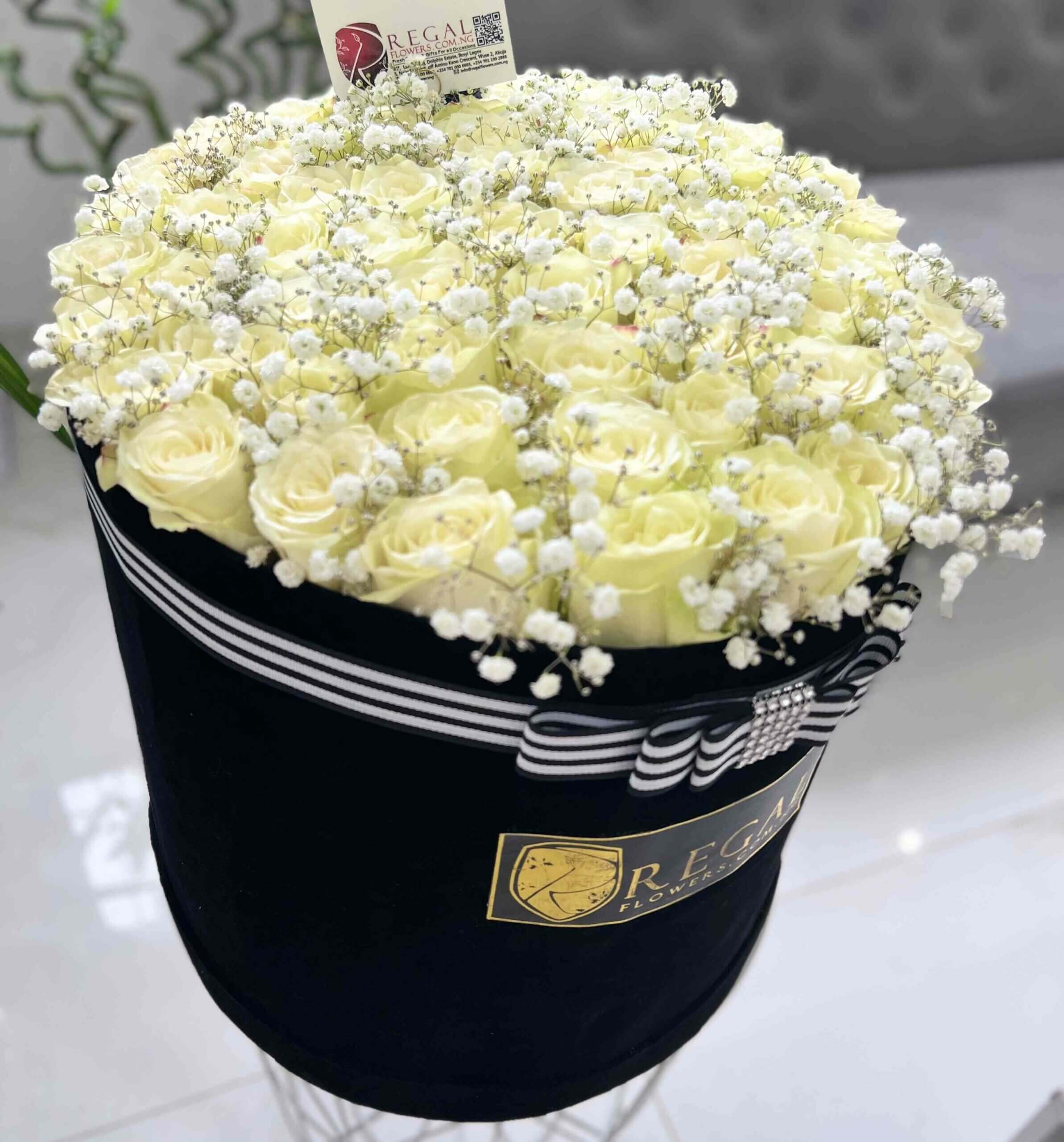 RegalFlowers Monalisa white Roses and Million Stars