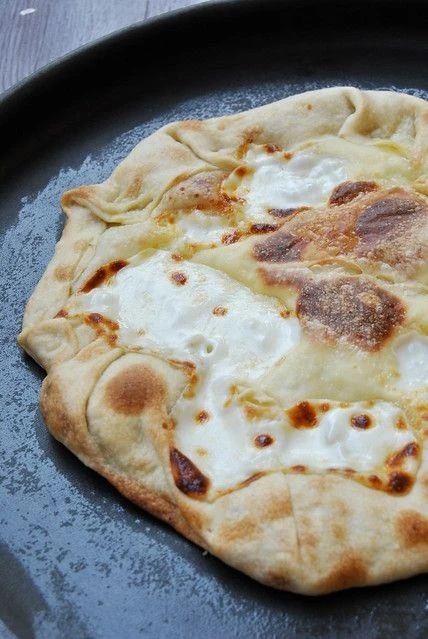 Focaccia al formaggio per tutti: senza glutine e con formaggio vegetale