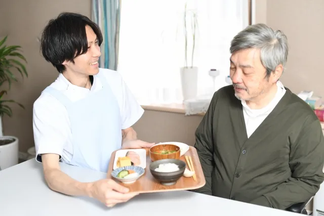男照服員
