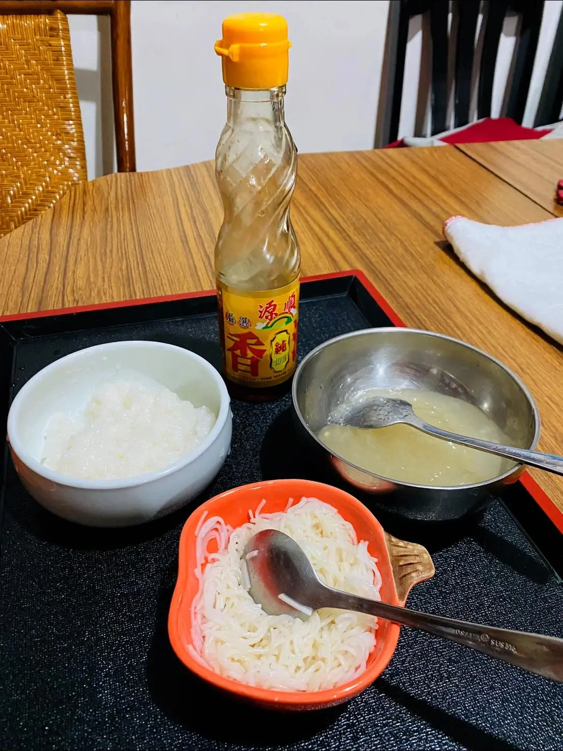 家人幫失智症奶奶準備麵線