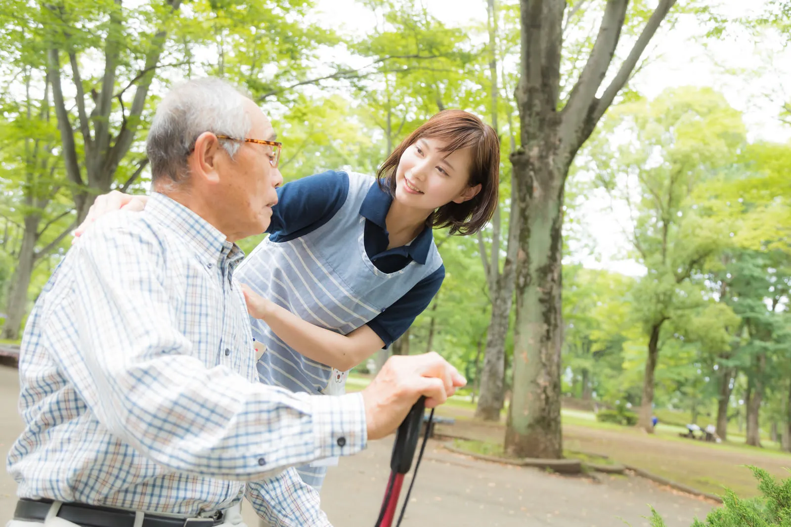居服陪同老人至戶外