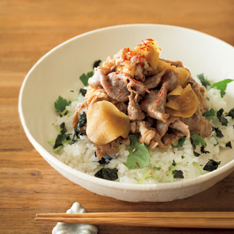 海苔と三つ葉で「すごうま豚しょうが丼」