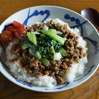 シャキッとおいしい「甘辛ジャージャー丼」