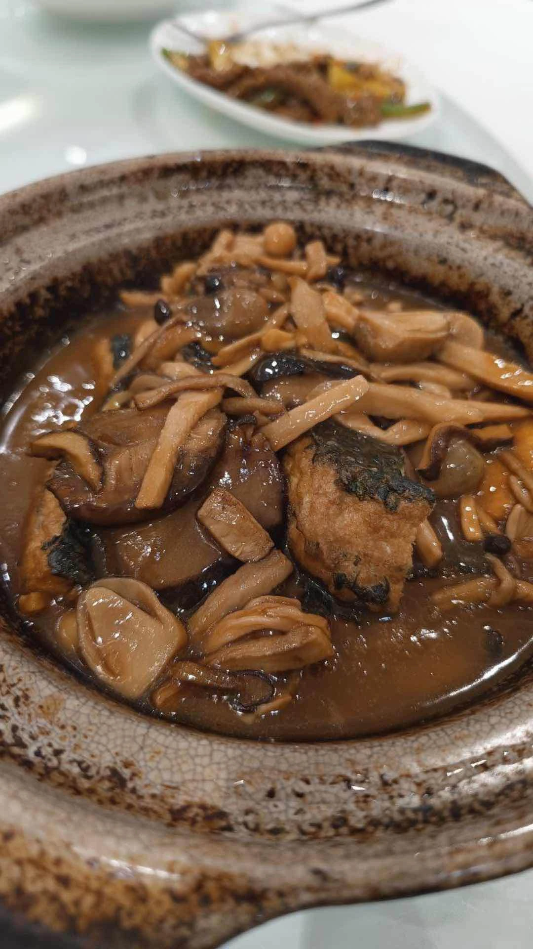 Spinach tofu and mushrooms claypot 