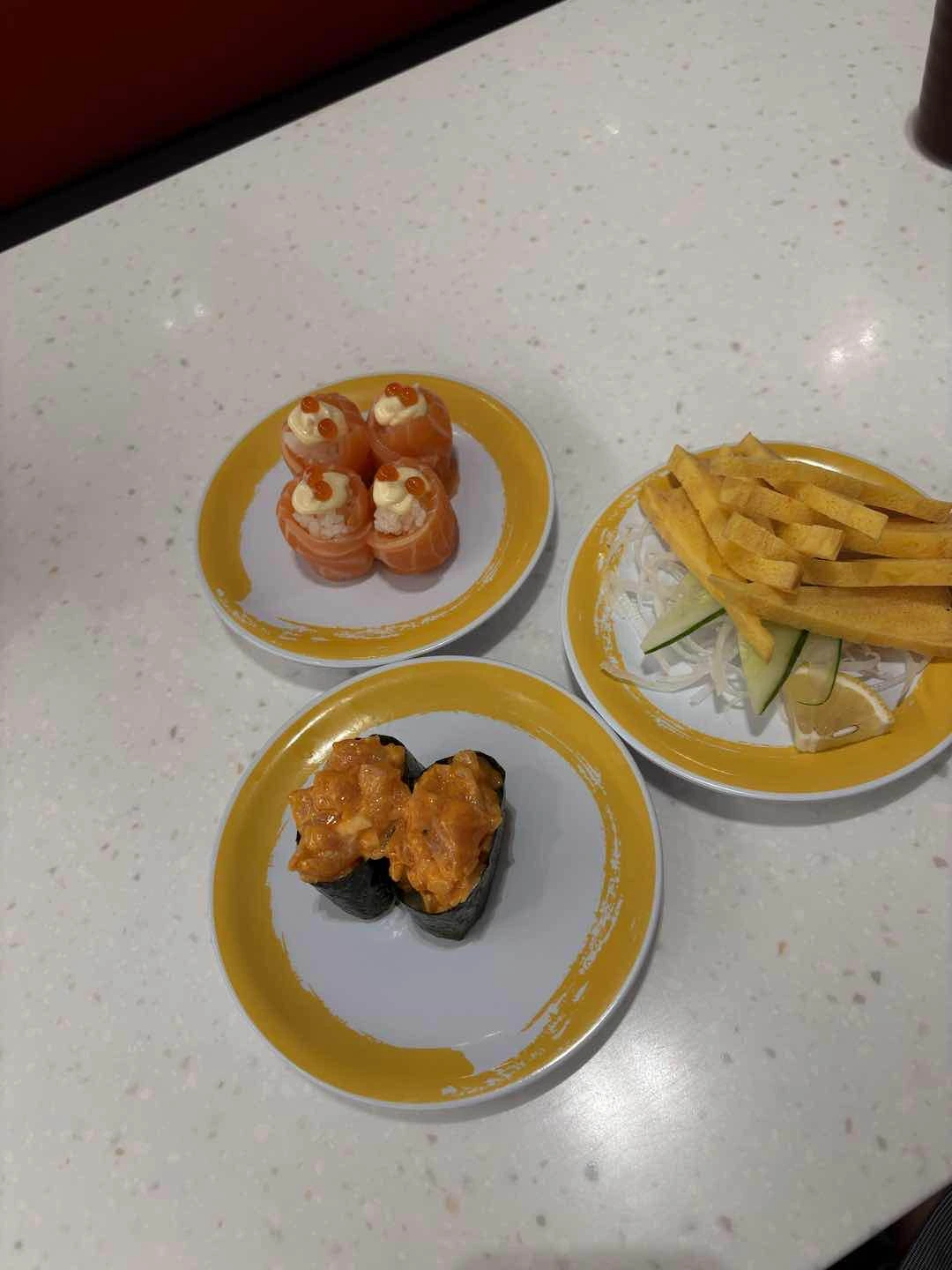 Hana sushi, spicy salmon gunkan, tamagoyaki