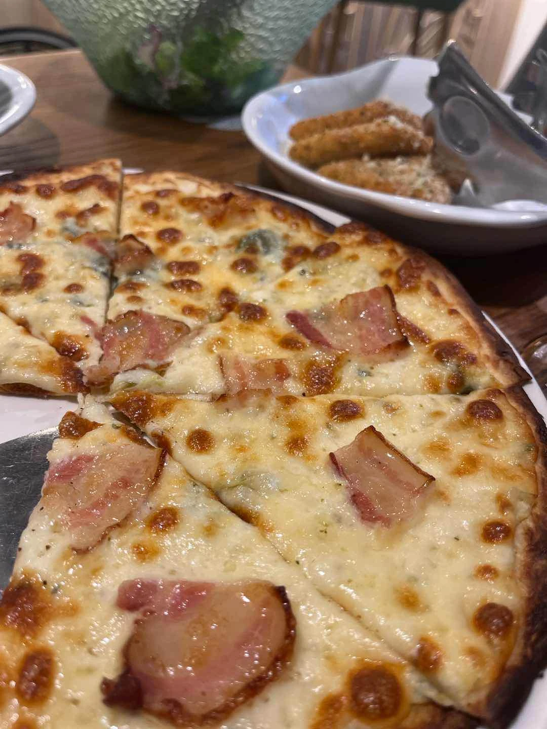 Spinach pizza