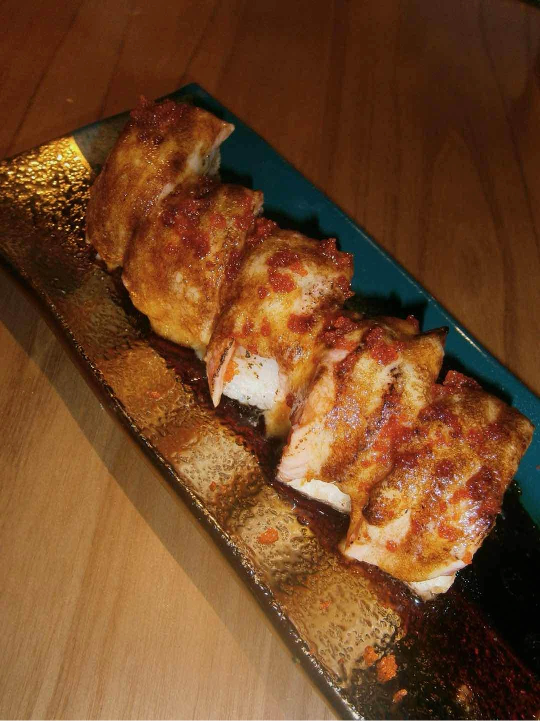 torched salmon roll