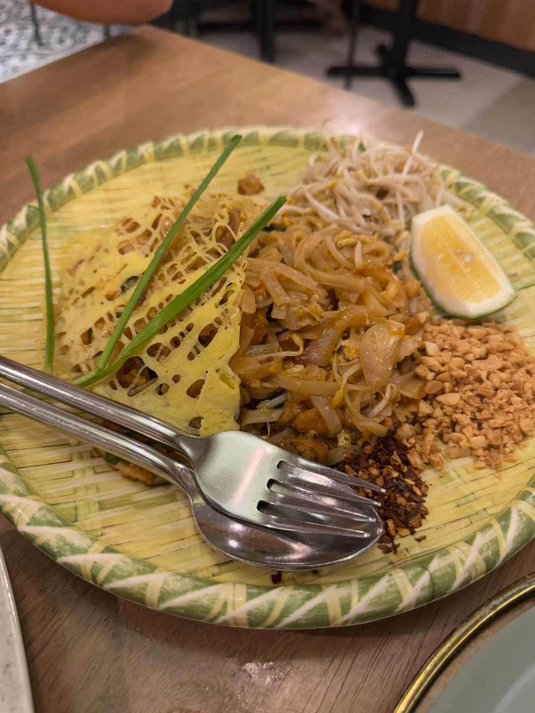 Phad Thai w/ chicken - (4.5/5)