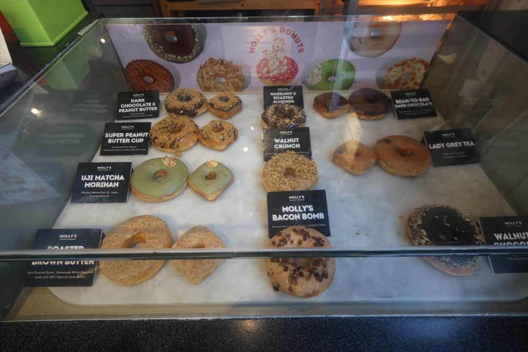 Ambiance of Molly's Donuts & Asian Cafe Eats Cafe