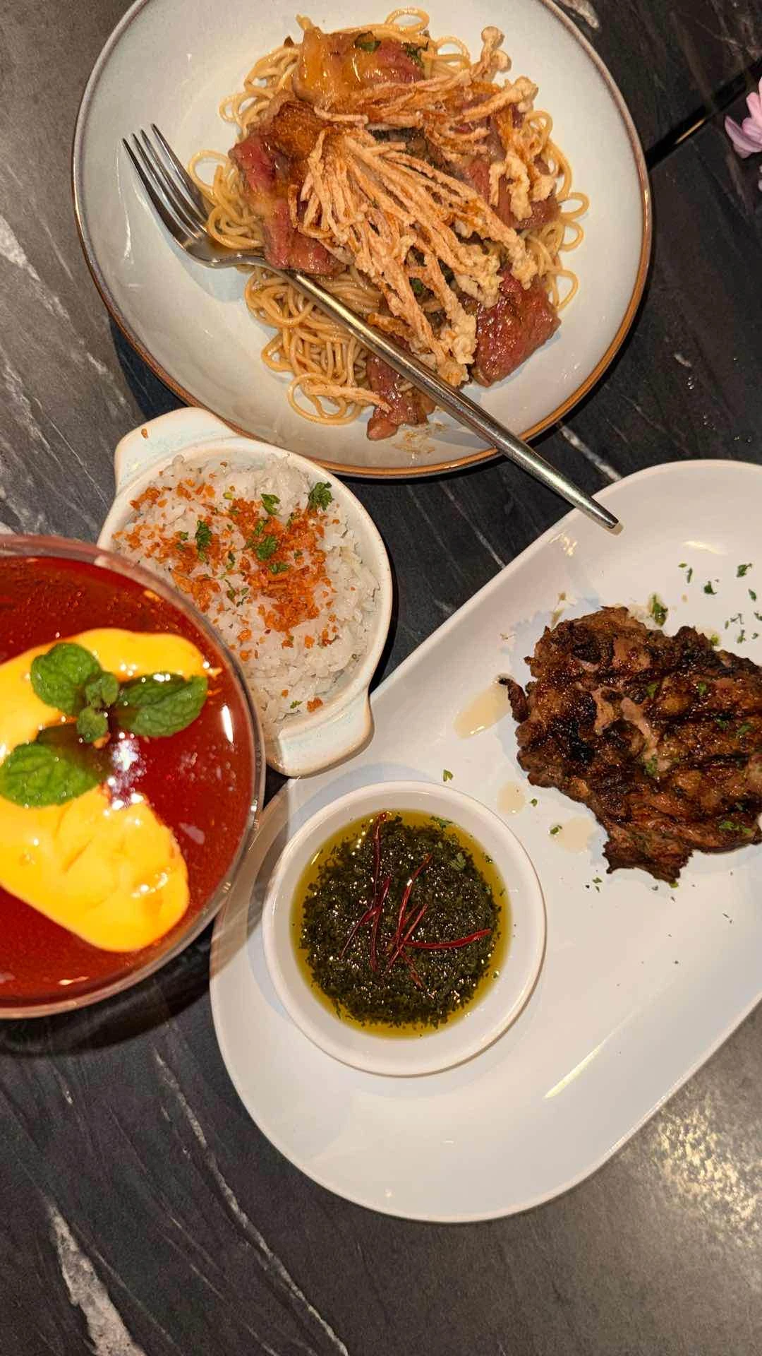 Chicken and steak noodles of The Beef Bar