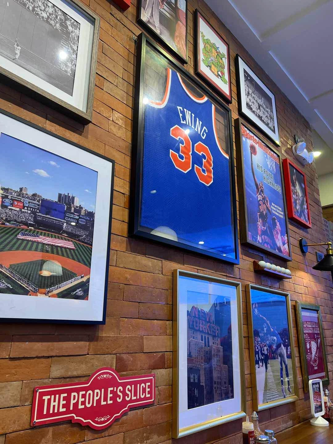 Ambiance of Jabroni’s NYC Pizza