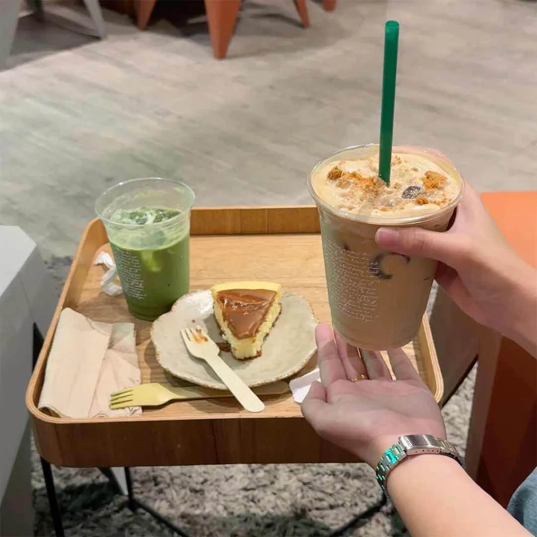 matcha & biscoff sumn latte & biscoff cheesecake