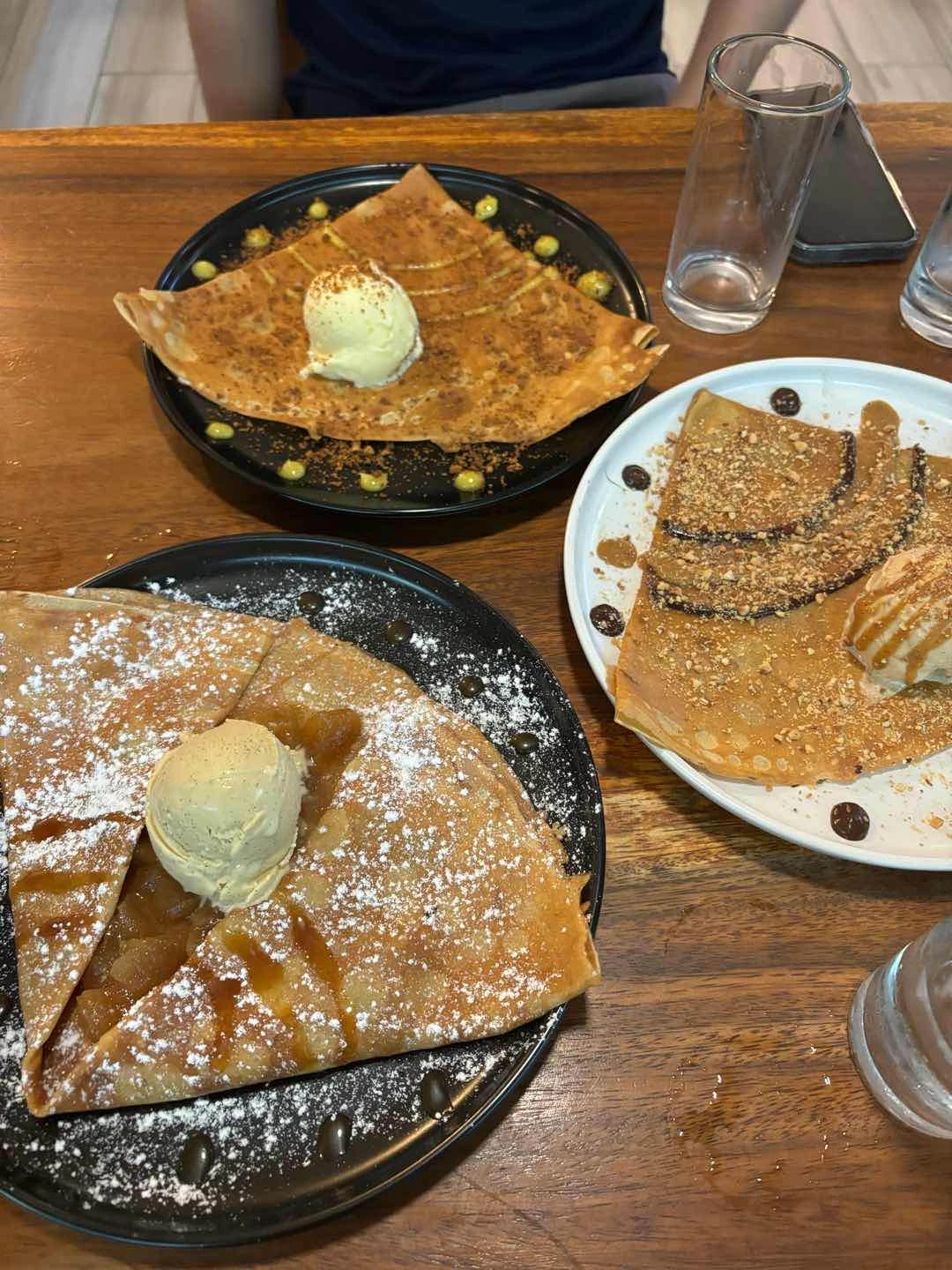 apple caramel, lemon meringue, chocolate of Crêpe Glazik