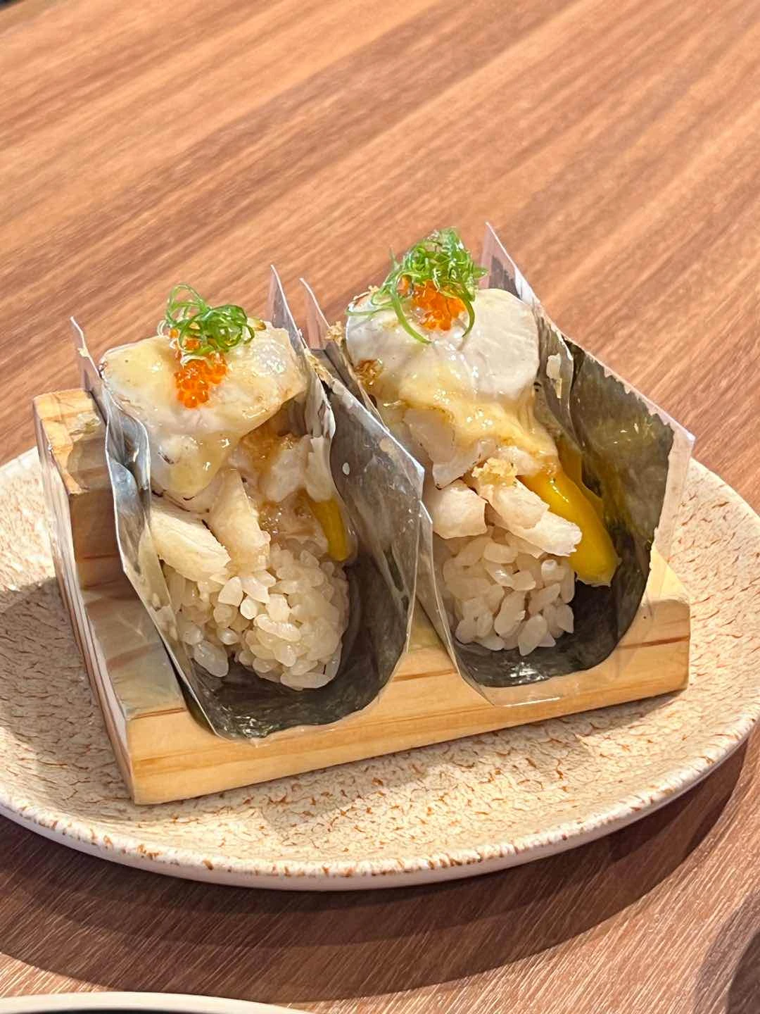 Scallop hand rolls 