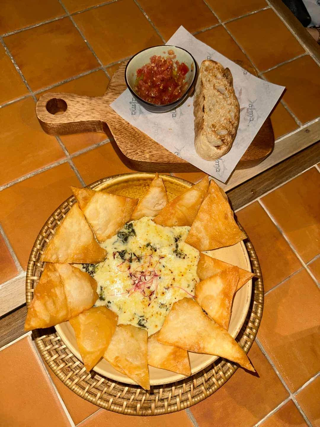 Creamed Spinach Nachos, Complementary bread