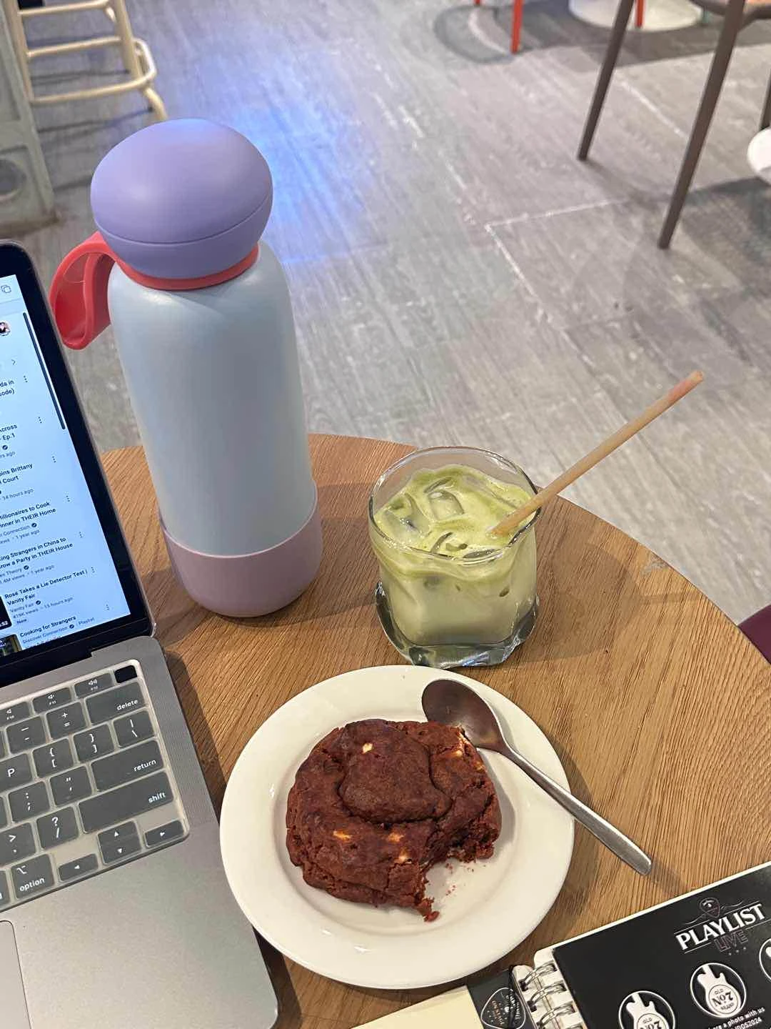 matcha latte & red velvet cookie