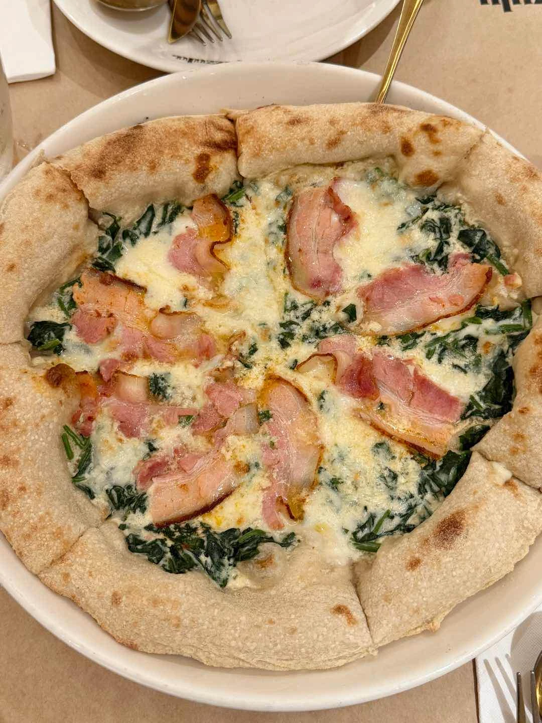 spinach and bacon pizza