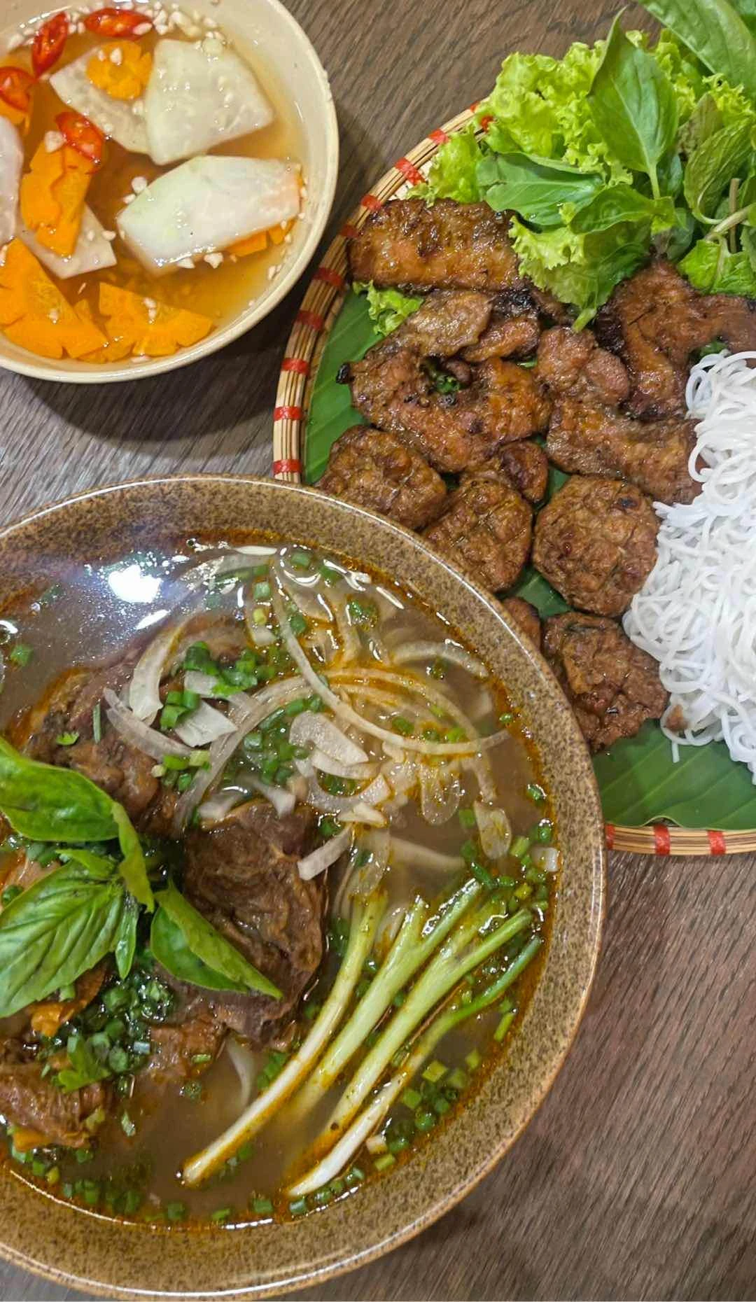 Bun cha and Beef Noodles Stew