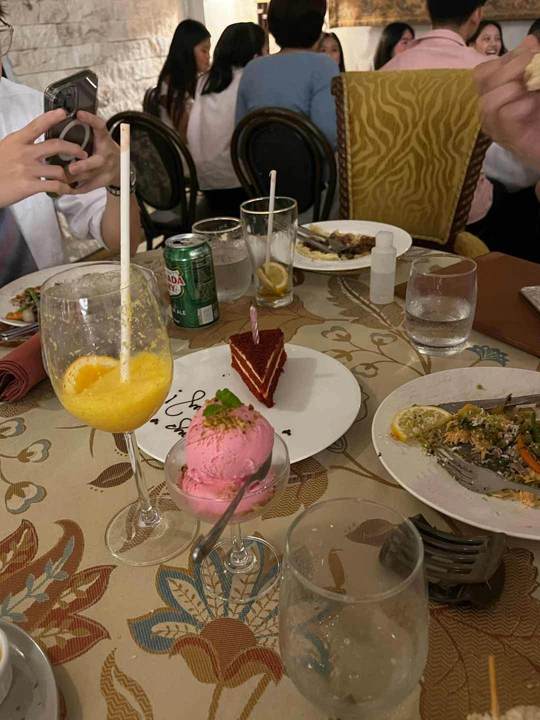 Ambiance of Oro Plato