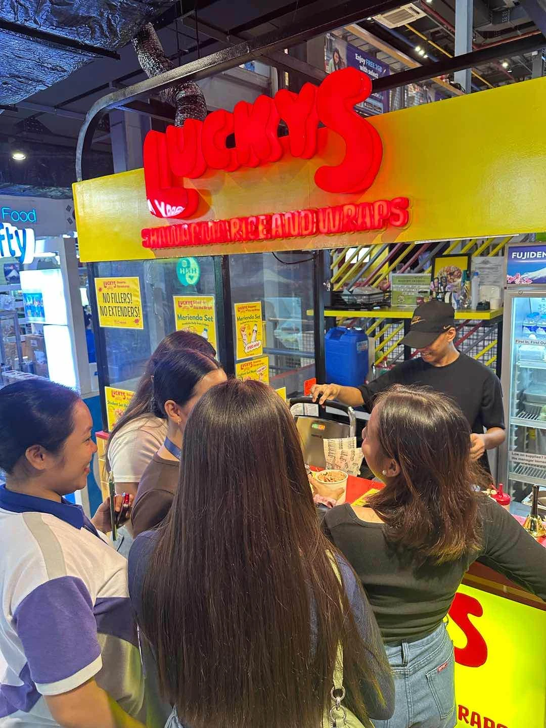 Store photo with queue during lunch