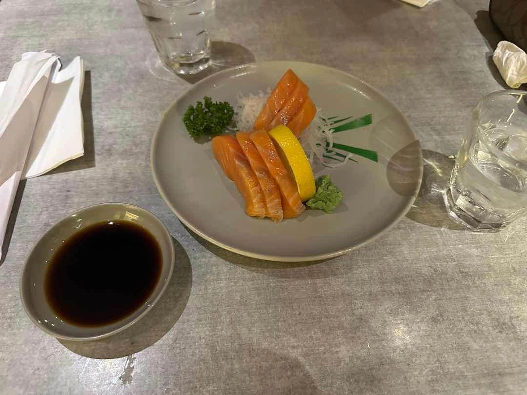 Salmon Sashimi of Deuces Coffee