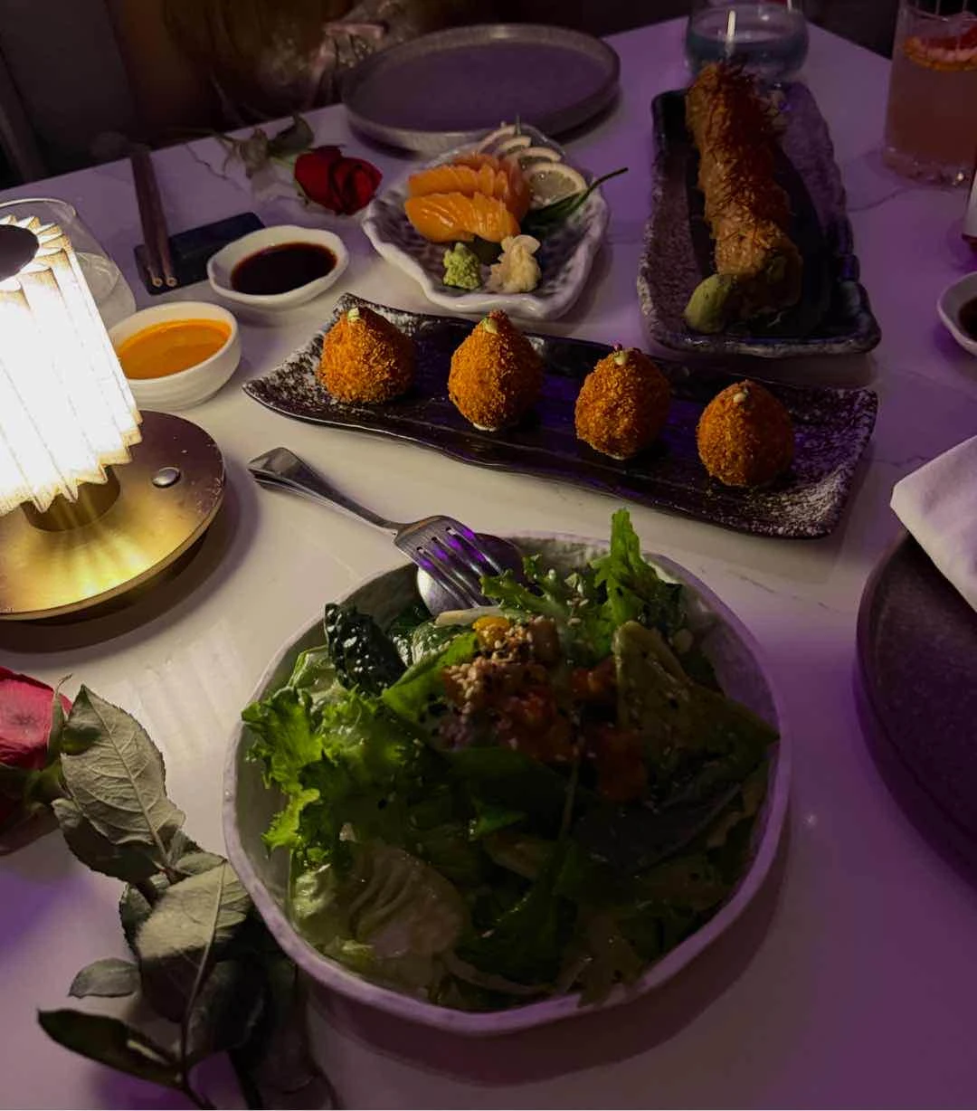 Uma Nota Salad, Conxinhas de Frango, Salmon Sashimi, Spicy Tuna Roll