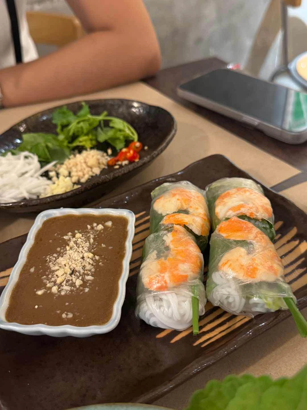 Goi Cuon - Fresh spring roll with shrimp and pork in peanut butter sauce