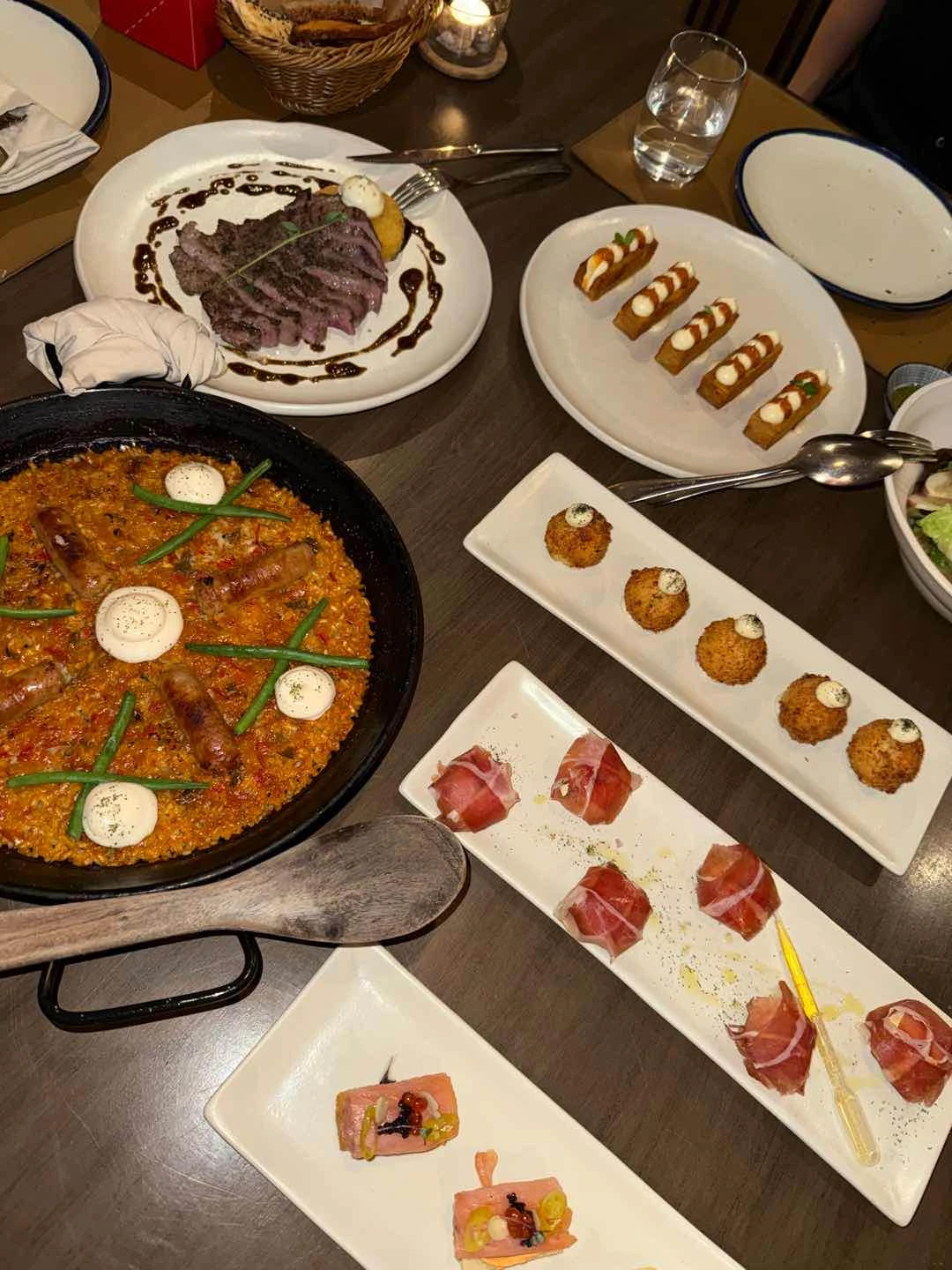 Paella, jamon, croquettes 