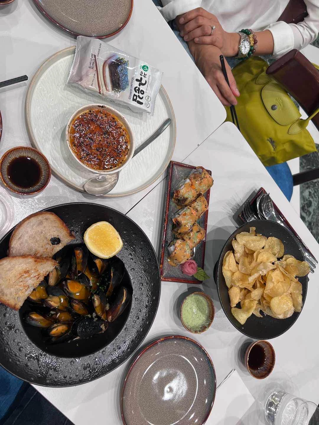 xs kani aburi sushi bake, fantasy roll, chilean mussels, homemade potato chips