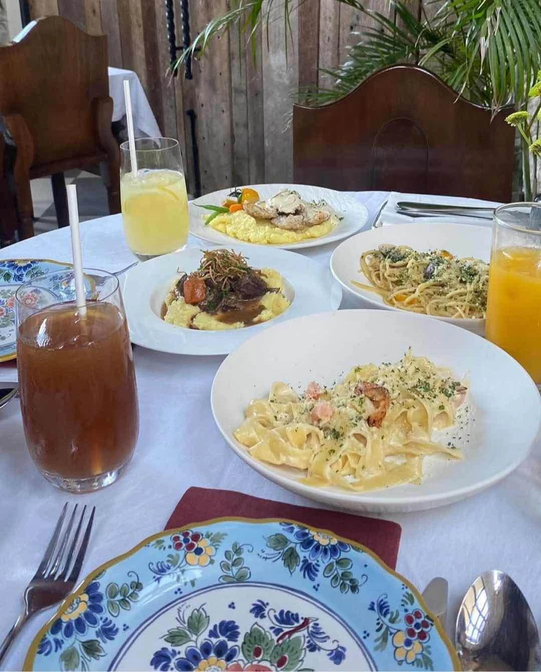 vongole fresca, creamy salmon pasta, chicken breast, beef bourguignon of Oro Plato