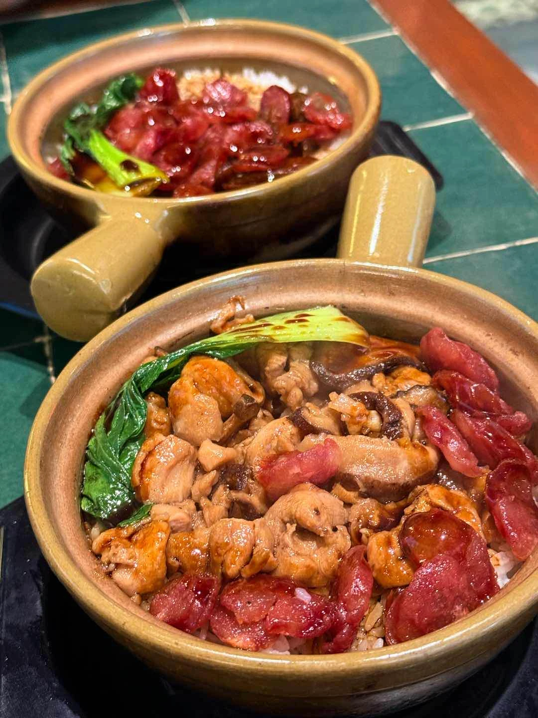 chicken & mushroom claypot + 2 kinds of sausage of Super Uncle Claypot