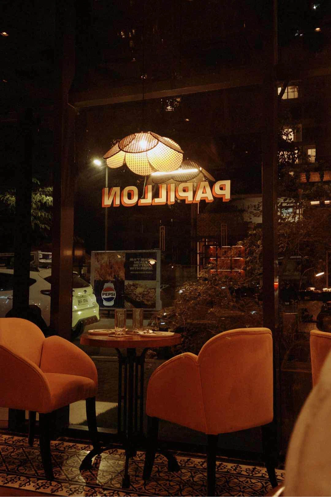 Ambiance of Papillon