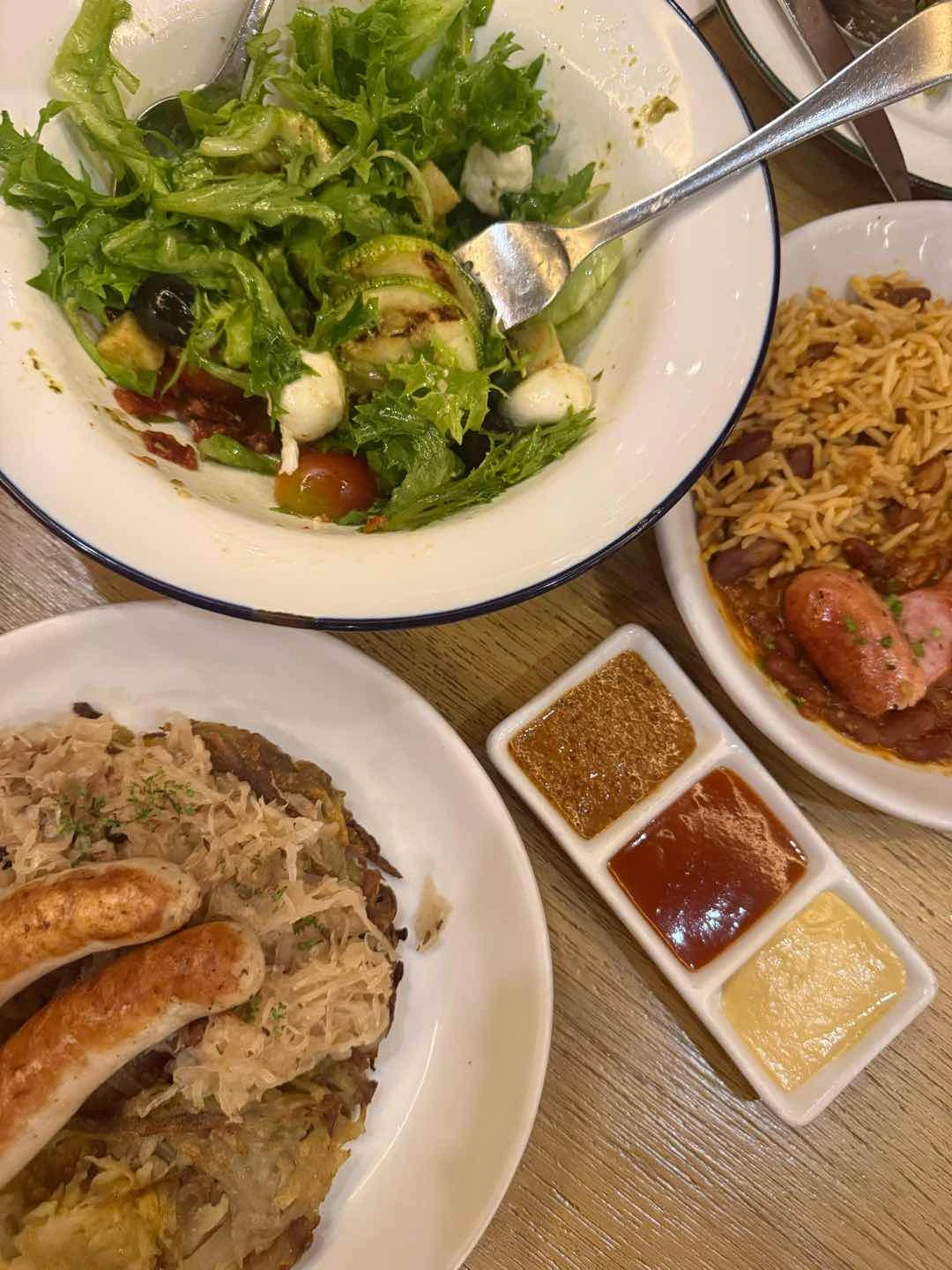 Mozzarellasalat (upper left), NÜRNBERGER WÜRSTCHEN ( lower left), WURST MIT BOHNEN (right) of Brotzeit BGC