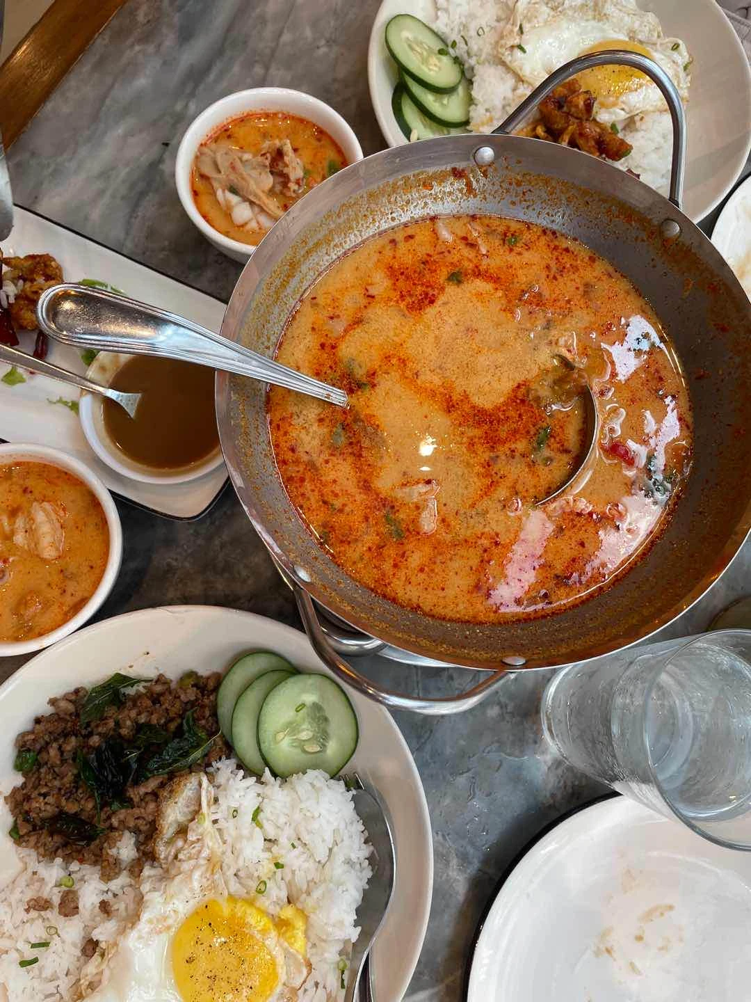 tom yum, fresh rolls, forgot the rice meals but they were chicken and ground pork. Spiciness was ok!