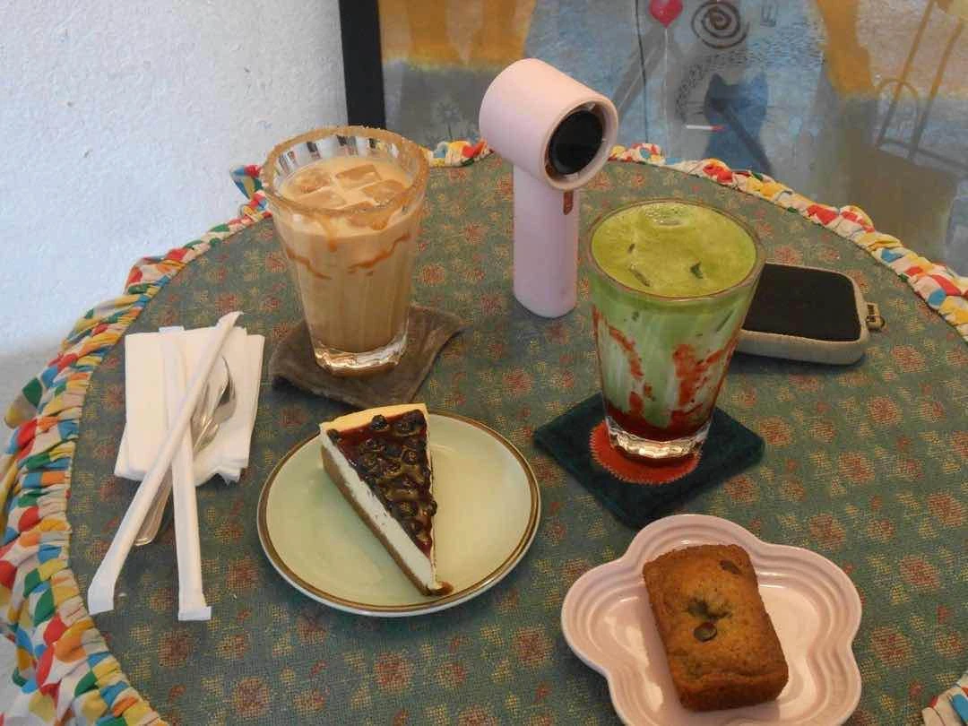 salty sirius latte 3.5/5 ⭐️ with banana bread and blueberry cheesecake