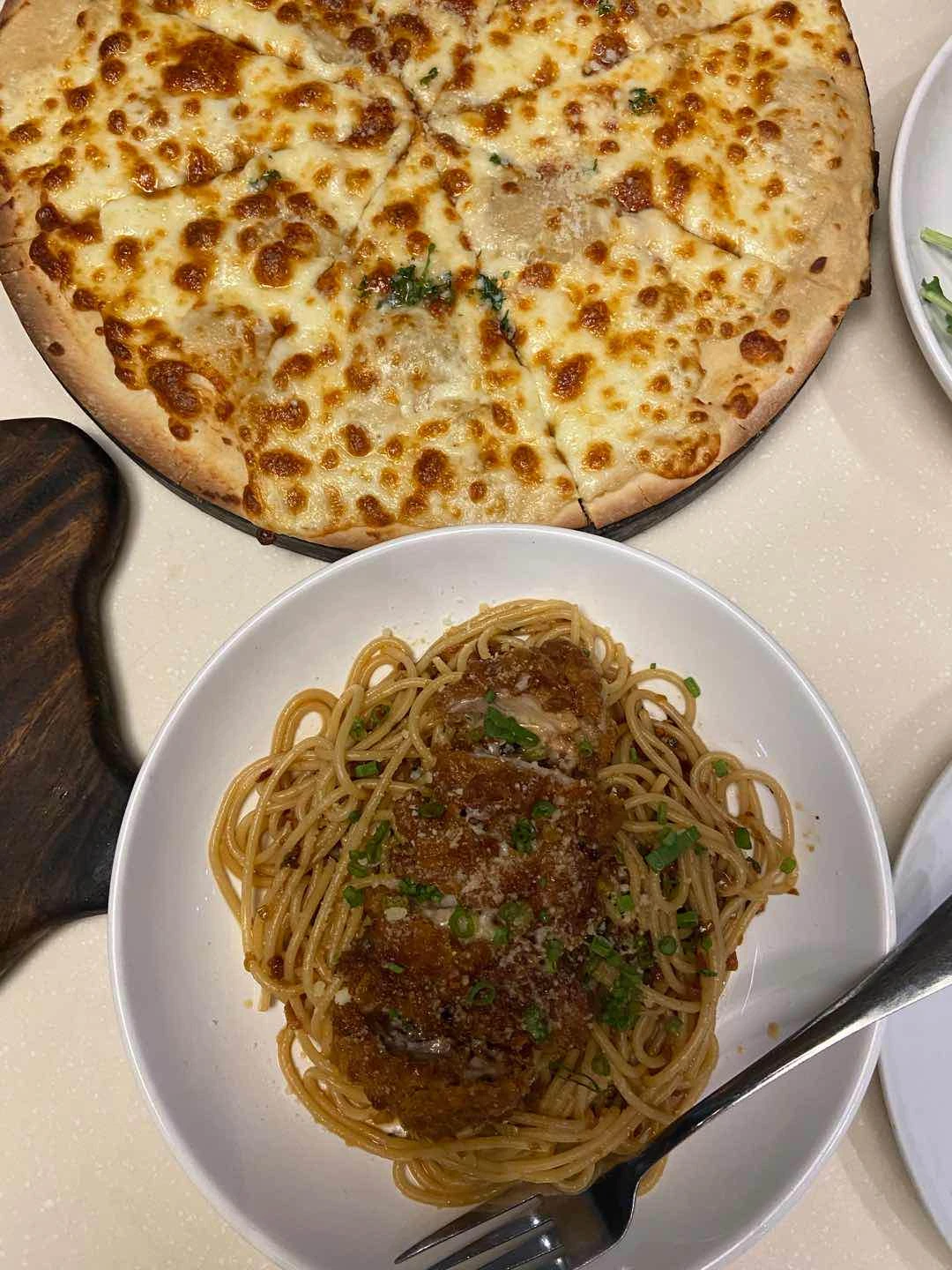 quattro formaggi pizza and chili butter pasta of Tipsy Pig Gastropub