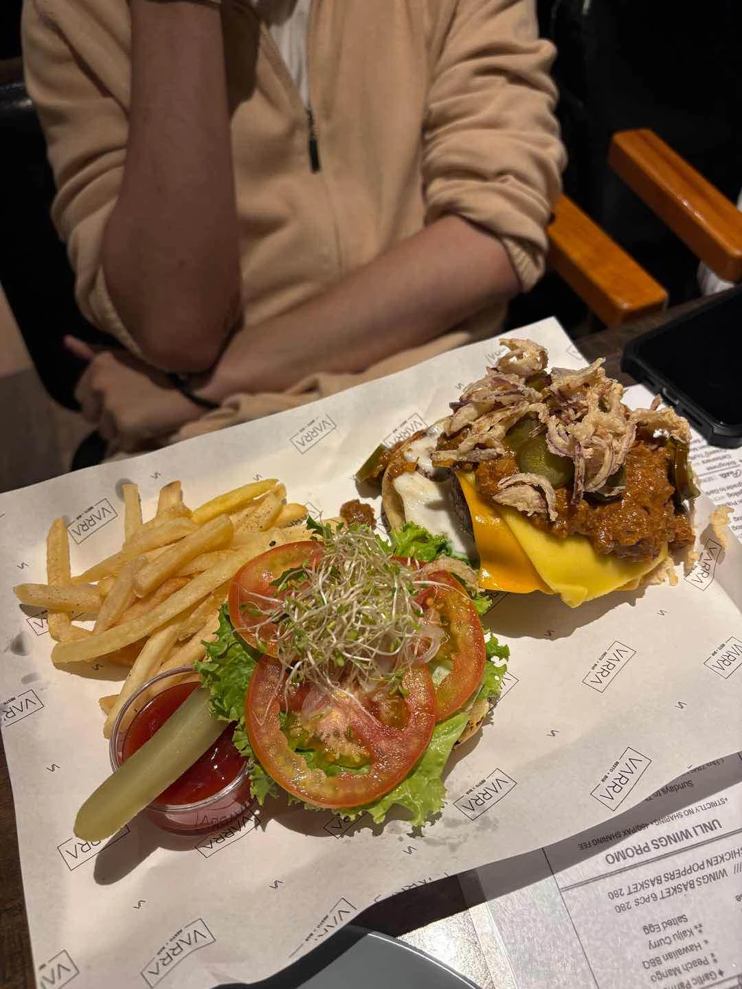 Chili con burger of Varra Resto Bar