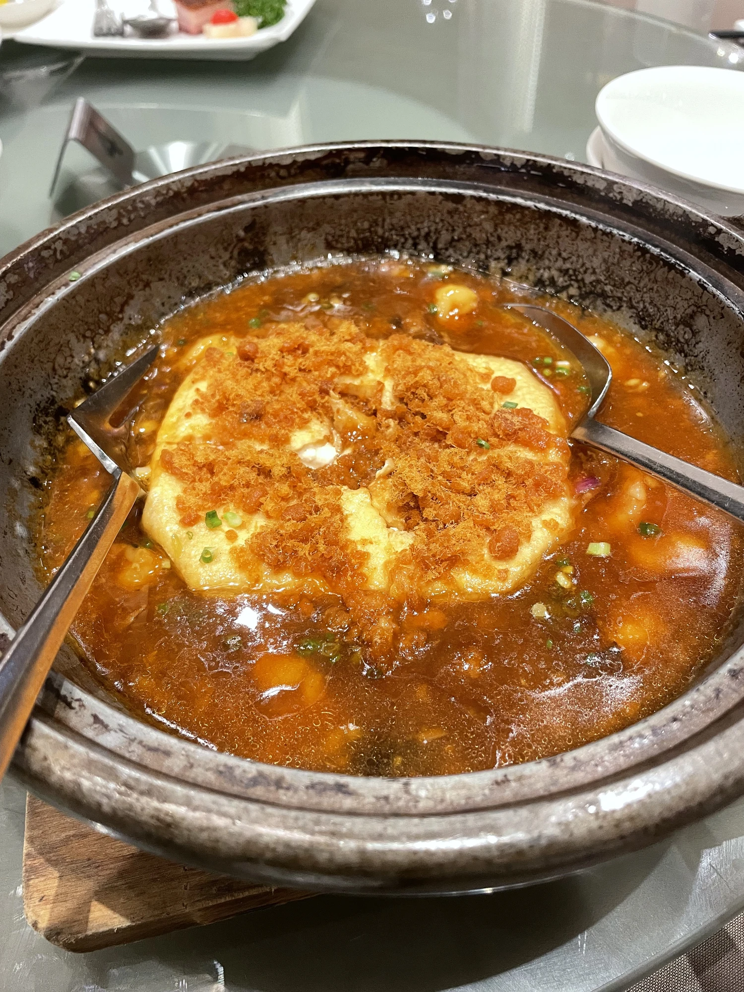Soft Tofu with Minced Sea Cucumber and Shrimps in Clay Pot