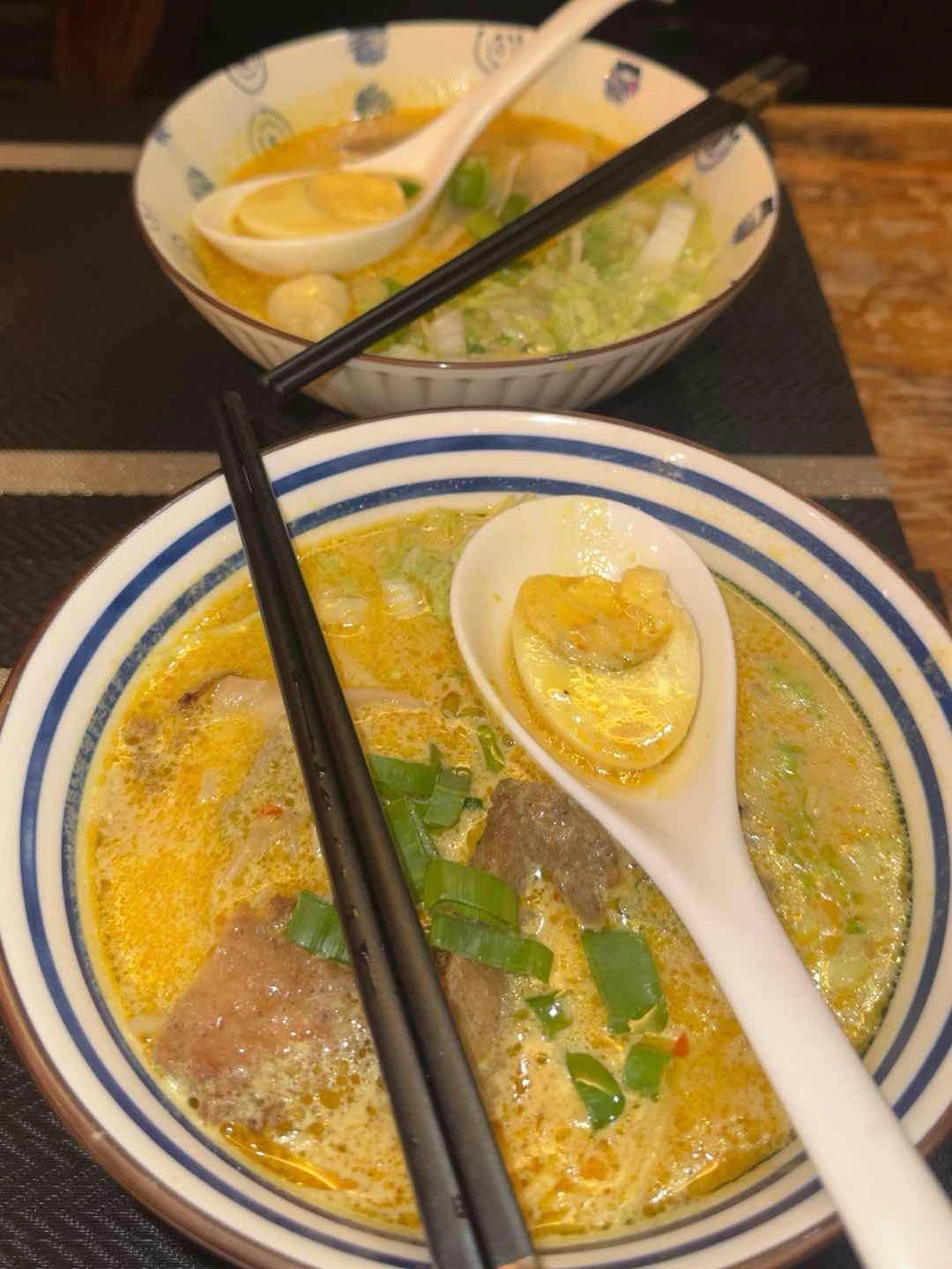 pork & wonton laksa