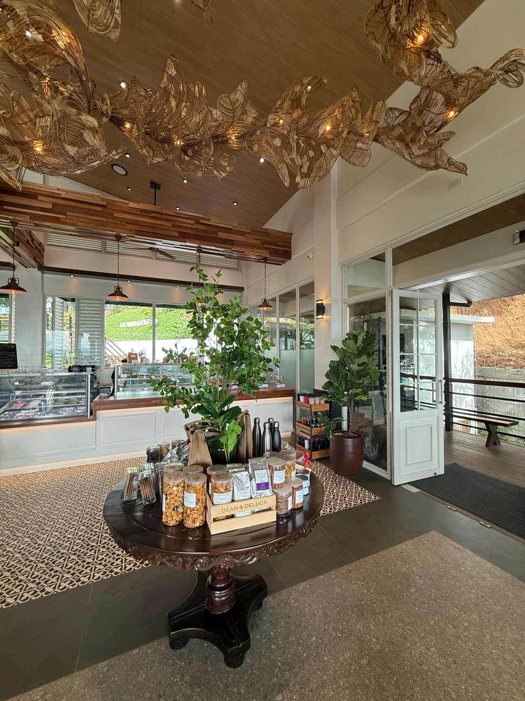 Ambiance of Dean & DeLuca Tanay